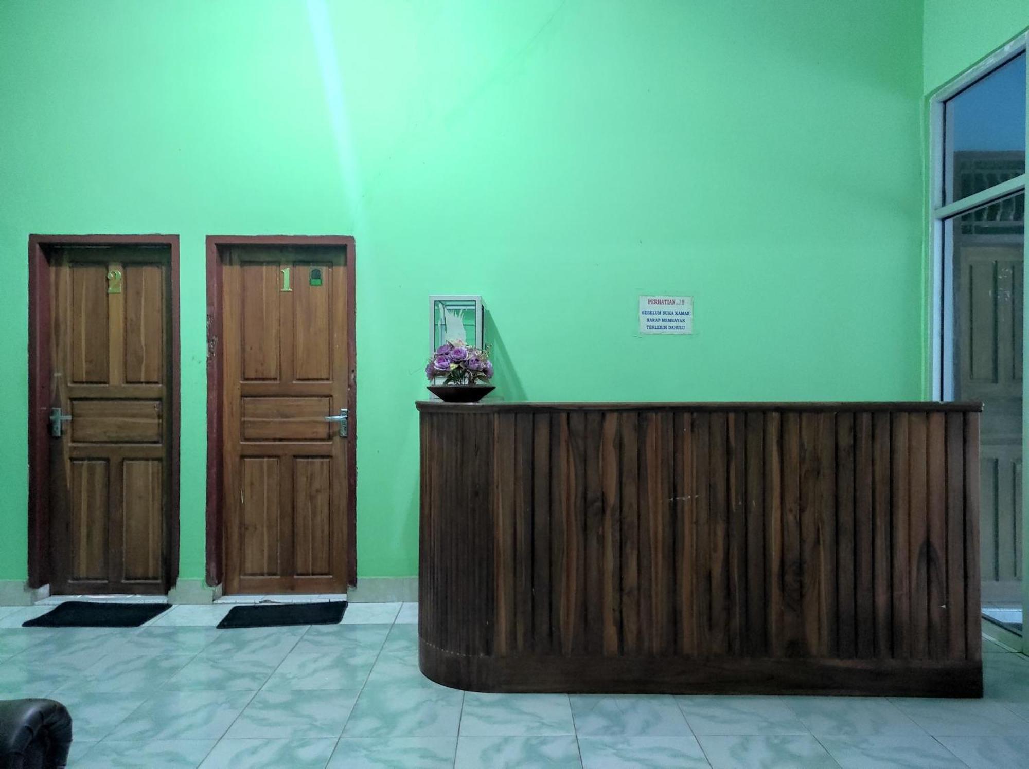 Karema Oyo 93411 Syariah Hotel Tomborang מראה חיצוני תמונה