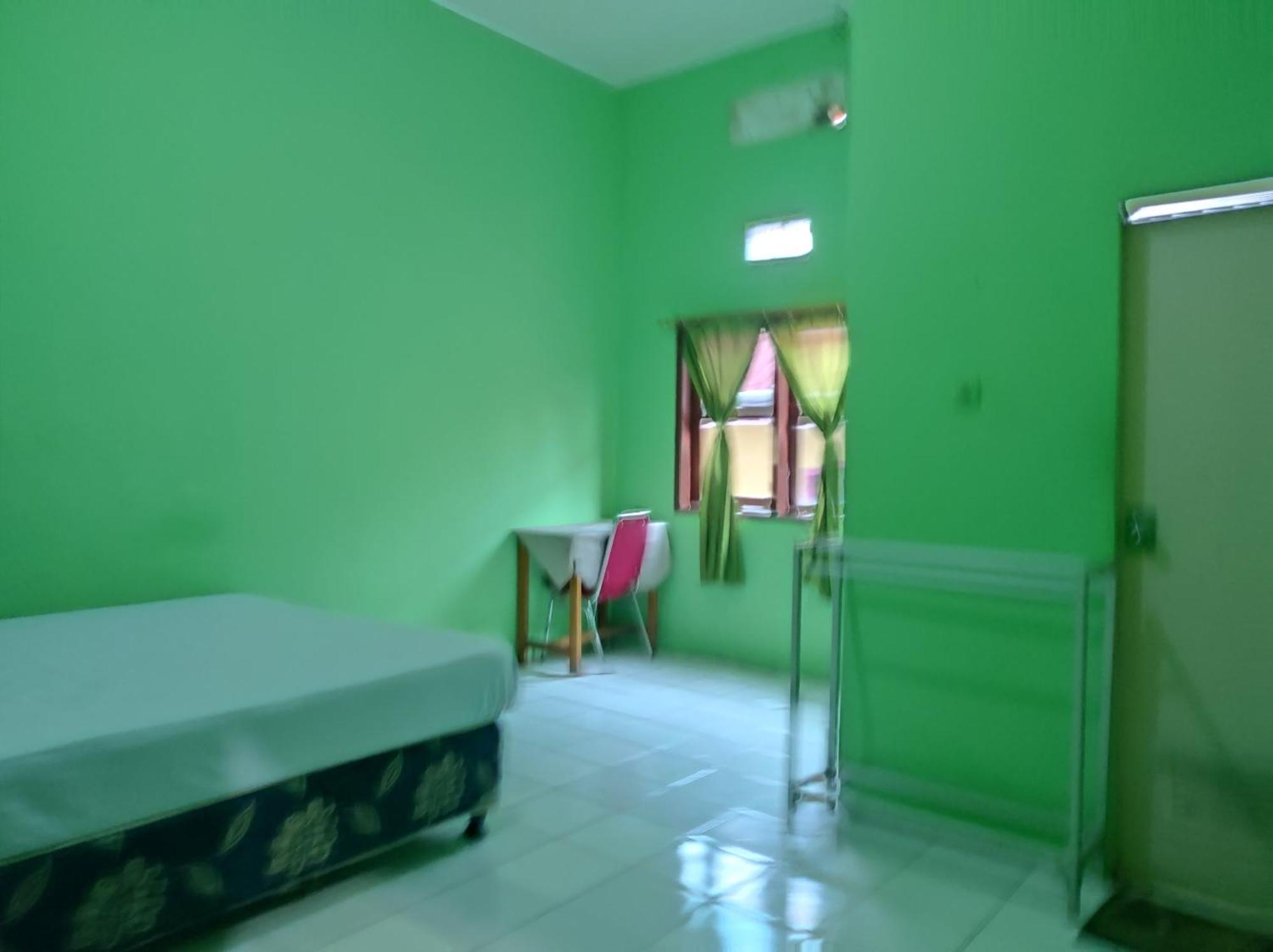 Karema Oyo 93411 Syariah Hotel Tomborang מראה חיצוני תמונה