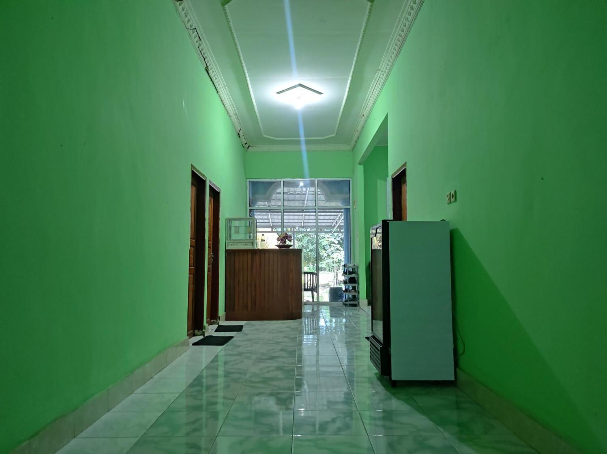 Karema Oyo 93411 Syariah Hotel Tomborang מראה חיצוני תמונה